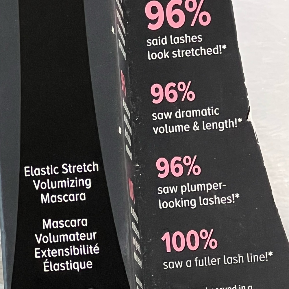 IT Superhero Elastic Stretch Volumizing Mascara - Color: Super Black. - Picture 3 of 7